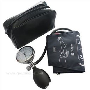 Манжета для измерения артериального давления для взрослых, манжета с одной трубкой с манометром и лампой накачки темно-синего цвета.